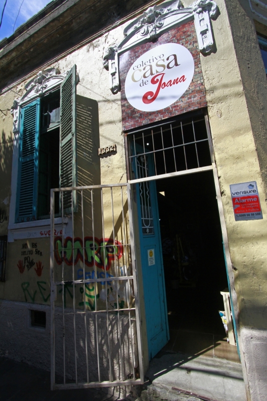 Estrutura e produtos a venda no Coletivo Casa de Joana, na Cidade Baixa. Foto: NÍCOLAS CHIDEM/JC
