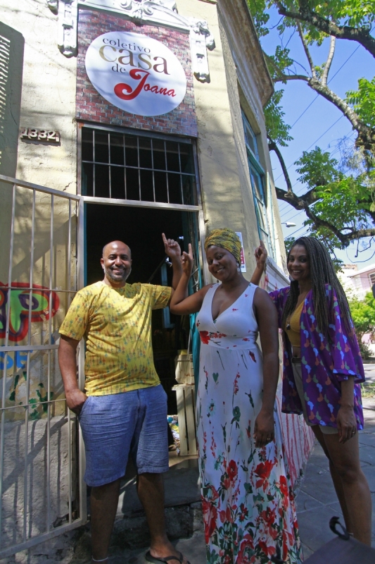 Deivison Campos, Kizzy Rodrigues e Cláudia Campos, fundadores do Coletivo Casa de Joana Foto: NÍCOLAS CHIDEM/JC