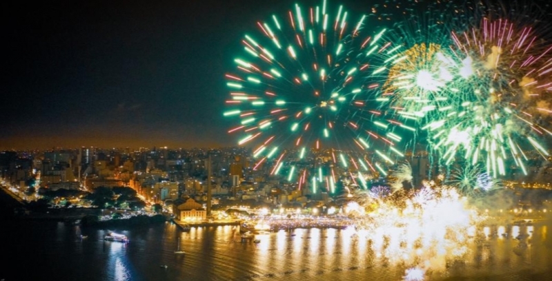 Queima de fogos sem barulho e com efeitos de luz e cor foi o ponto alto da virada na orla 