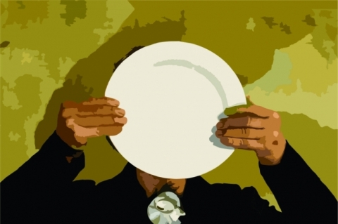 Encenação parte da imagem enigmática de uma mulher encobrindo seu rosto com um prato