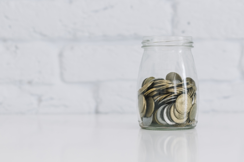 Pote de dinheiro - poupança - moedas - investimento