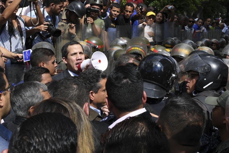 Gritando "isso não é um quartel!", Guaidó e aliados discutiram com seguranças fora do parlamento