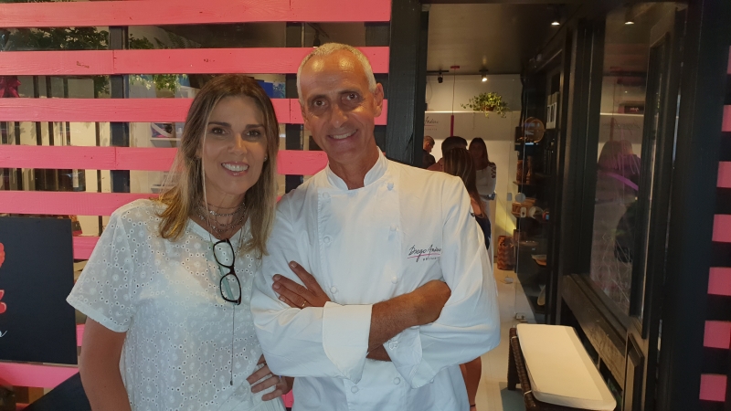 {'nm_midia_inter_thumb1':'https://www.jornaldocomercio.com/_midias/jpg/2020/01/07/206x137/1_neca_carvalho_e_diego_andino-8945043.jpg', 'id_midia_tipo':'2', 'id_tetag_galer':'', 'id_midia':'5e14dc954c9e8', 'cd_midia':8945043, 'ds_midia_link': 'https://www.jornaldocomercio.com/_midias/jpg/2020/01/07/neca_carvalho_e_diego_andino-8945043.jpg', 'ds_midia': 'Neca Carvalho e Diego Andino no Café Savarauto', 'ds_midia_credi': 'Eduardo Bins Ely/Especial/JC', 'ds_midia_titlo': 'Neca Carvalho e Diego Andino no Café Savarauto', 'cd_tetag': '1', 'cd_midia_w': '800', 'cd_midia_h': '450', 'align': 'Left'}