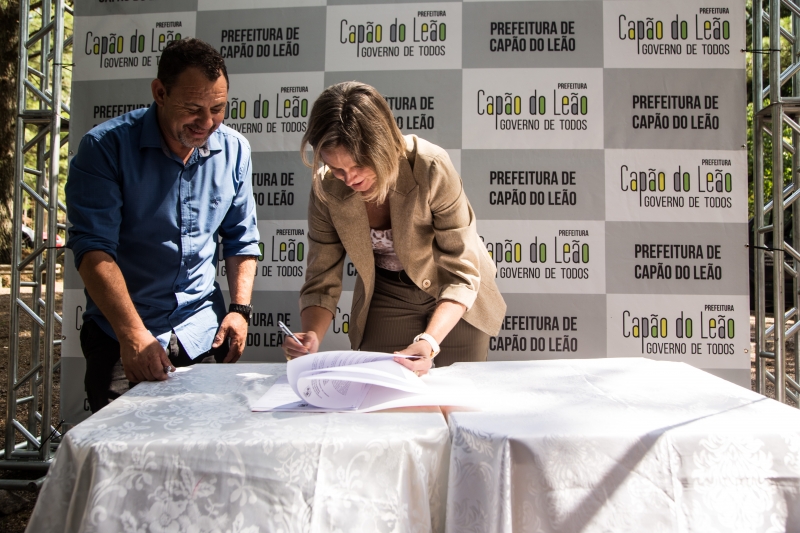 Prefeitos dos dois municípios formalizaram acordo por 30 anos; intenção é construir um parque no local