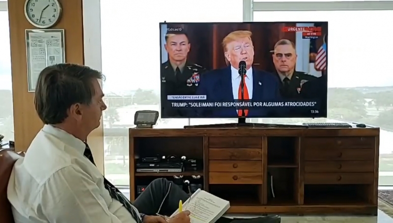 Bolsonaro fez questão de ser filmado assistindo ao discurso de Donald Trump