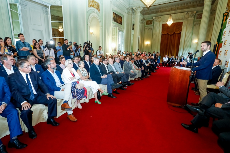 Governador Eduardo Leite discursou projetando que mudanças devem agilizar negócios no Rio Grande do Sul