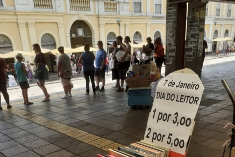 Jornalista montou banca/balaio com livros na plataforma de ônibus da Praça Parobé