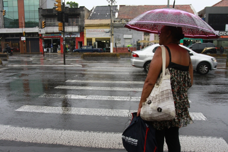 Chuva atingiu Porto Alegre na sexta e só deve voltar depois de quarta-feira