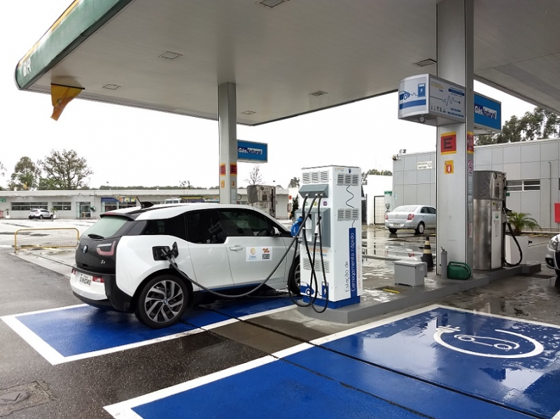 Baterias de carros elétricos pesam pelo mais de 10 vezes que as de veículos a combustão