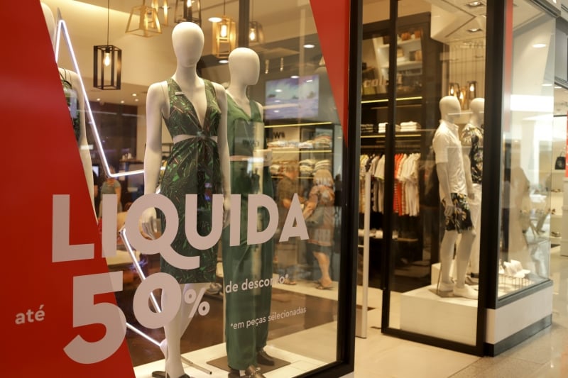 Liquidação Corta-Corta no shopping Iguatemi atrai consumidores interessados nos descontos