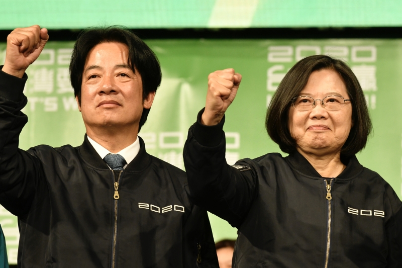Tsai (direita) derrotou o candidato Han Kuo-yu, do partido nacionalista, com 57,2% dos votos