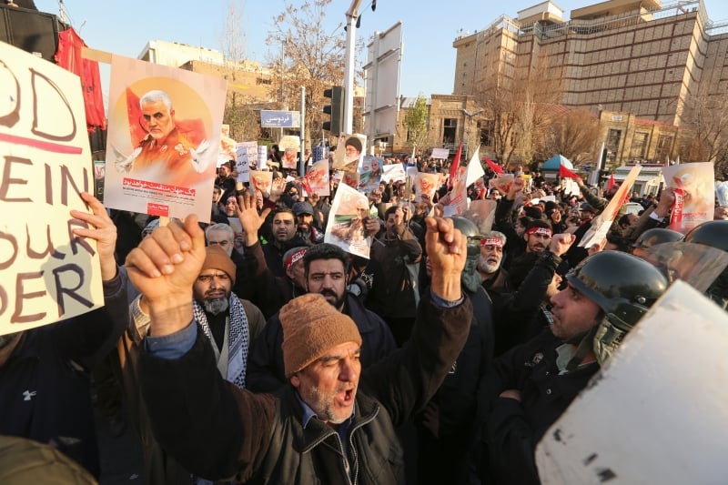 Protestos de iranianos também ocorreram em frente à embaixada britânica