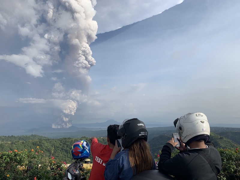 O vulcão entrou em atividade no domingo e soltou uma coluna de fumaça de 15 km de altura