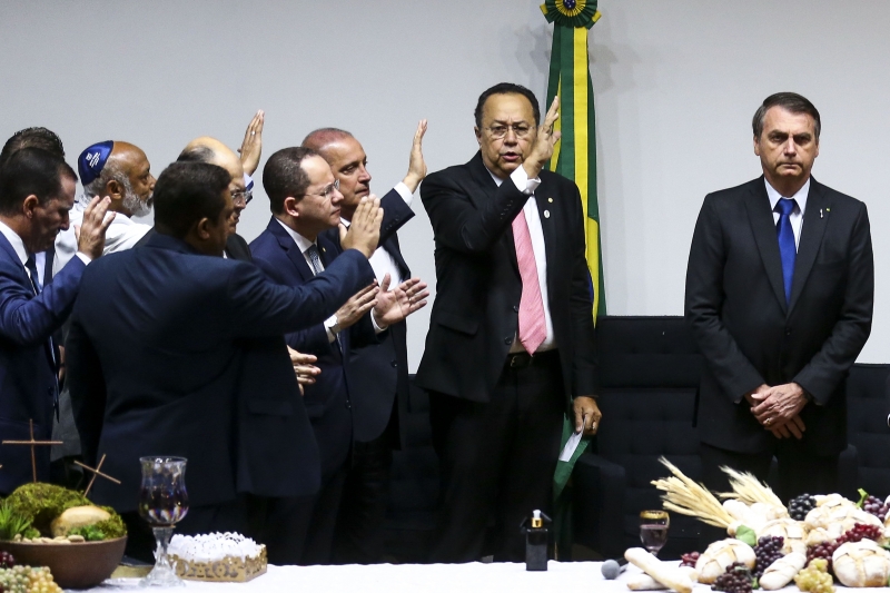 Bolsonaro (d) foi eleito em 2018 com foi apoio de grupos cristãos, em especial a bancada evangélica 