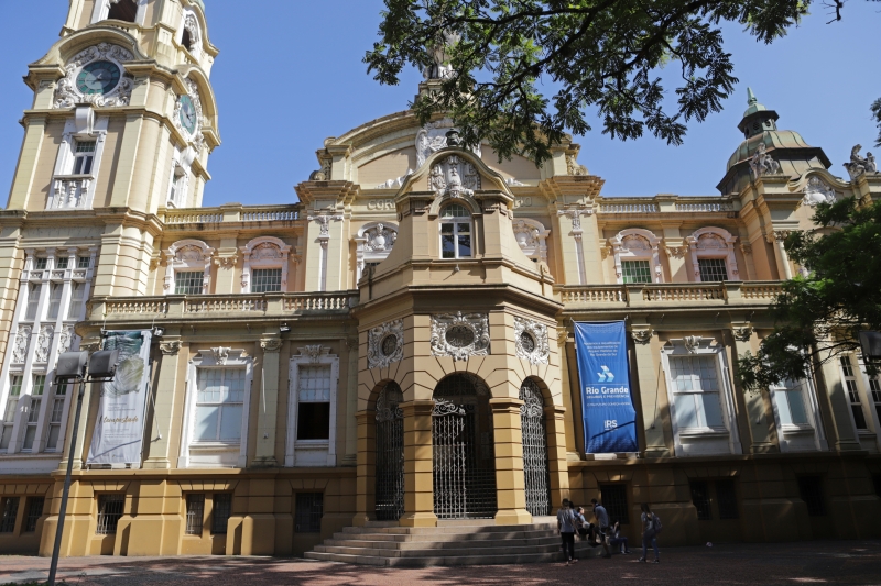 {'nm_midia_inter_thumb1':'https://www.jornaldocomercio.com/_midias/jpg/2020/01/14/206x137/1_aa140120_wiederspahn_018-8949627.jpg', 'id_midia_tipo':'2', 'id_tetag_galer':'', 'id_midia':'5e1dc9b73cb62', 'cd_midia':8949627, 'ds_midia_link': 'https://www.jornaldocomercio.com/_midias/jpg/2020/01/14/aa140120_wiederspahn_018-8949627.jpg', 'ds_midia': 'Matéria sobre o arquiteto Theo Wiedersphan. Na foto: Memorial do Rio Grande do Sul.', 'ds_midia_credi': 'ALEXANDRO AULER/JC', 'ds_midia_titlo': 'Matéria sobre o arquiteto Theo Wiedersphan. Na foto: Memorial do Rio Grande do Sul.', 'cd_tetag': '1', 'cd_midia_w': '800', 'cd_midia_h': '533', 'align': 'Left'}