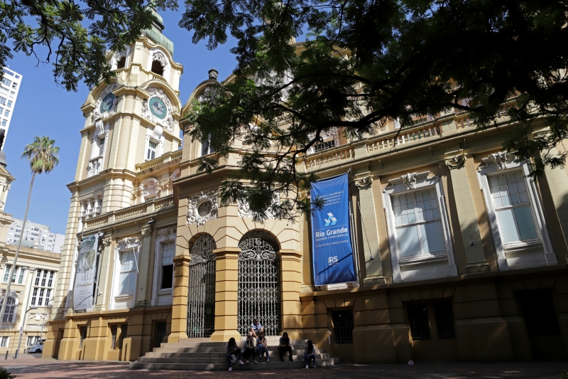 {'nm_midia_inter_thumb1':'https://www.jornaldocomercio.com/_midias/jpg/2020/01/14/206x137/1_aa140120_wiederspahn_026-8949628.jpg', 'id_midia_tipo':'2', 'id_tetag_galer':'', 'id_midia':'5e1dc9b73cb62', 'cd_midia':8949628, 'ds_midia_link': 'https://www.jornaldocomercio.com/_midias/jpg/2020/01/14/aa140120_wiederspahn_026-8949628.jpg', 'ds_midia': 'Matéria sobre o arquiteto Theo Wiedersphan. Na foto: Memorial do Rio Grande do Sul.', 'ds_midia_credi': 'ALEXANDRO AULER/JC', 'ds_midia_titlo': 'Matéria sobre o arquiteto Theo Wiedersphan. Na foto: Memorial do Rio Grande do Sul.', 'cd_tetag': '1', 'cd_midia_w': '800', 'cd_midia_h': '533', 'align': 'Left'}