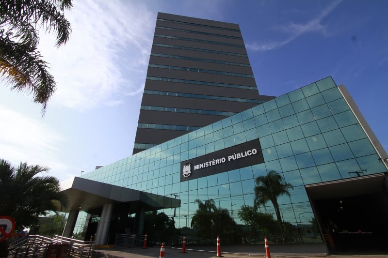 Municípios contrariam o decreto estadual que restringe atividade ao liberarem abertura do comércio