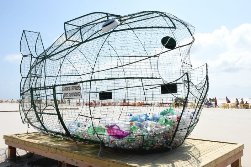 Ponto fica na beira da praia e material arrecadado será levado para associações de reciclagem e artesãos