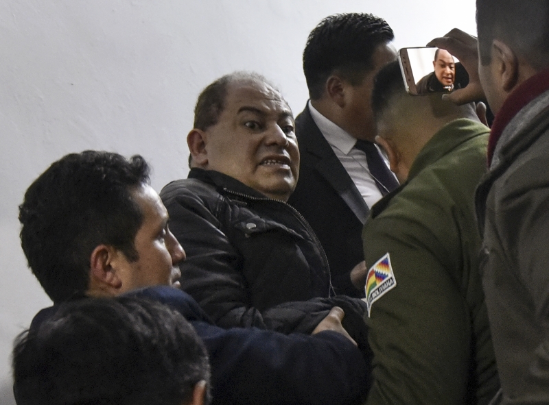 Carlos Romero (centro) é acusado pelos delitos de não cumprimento de deveres e tráfico de influência