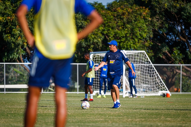 Técnico Adilson Batista terá a missão de colocar o Cruzeiro de volta na série A