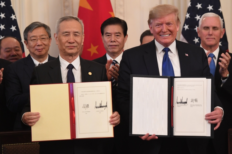 Vice-premiê chinês, Liu He, e presidente americano, Donald Trump, anunciaram o pacto na Casa Branca