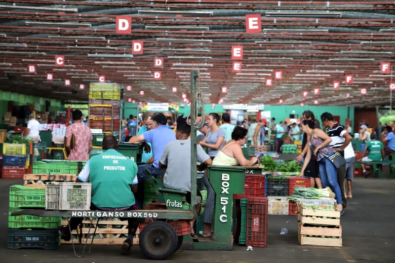 Ceasa/RS, que recebe entre 60 mil a 70 mil pessoas por dia, funciona em um área de 42 hectares no bairro  Anchieta  