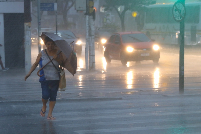 Fortes chuvas que geraram grandes volumes de água em poucas horas alagaram ruas na Capital