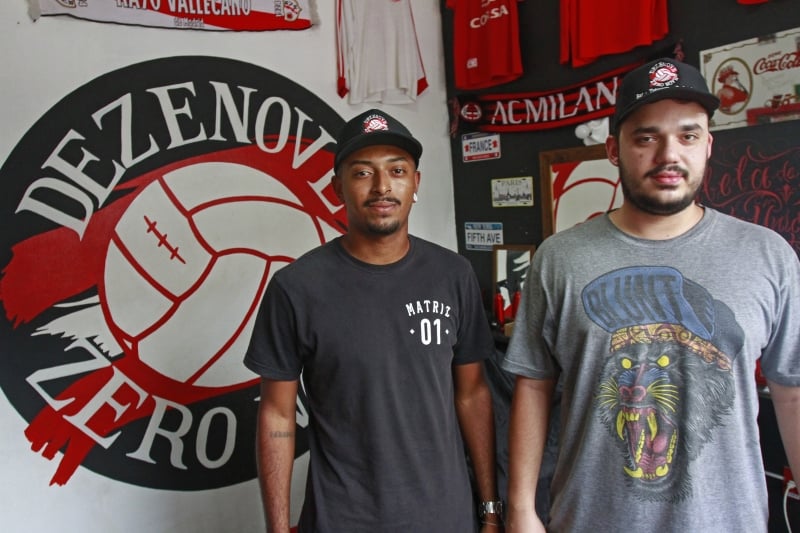 Matheus César e Gabriel Nunes do bar Dezenove Zero Nove, bar temático da torcida colorada que fica na frente do Beira Rio. Foto: NÍCOLAS CHIDEM/JC