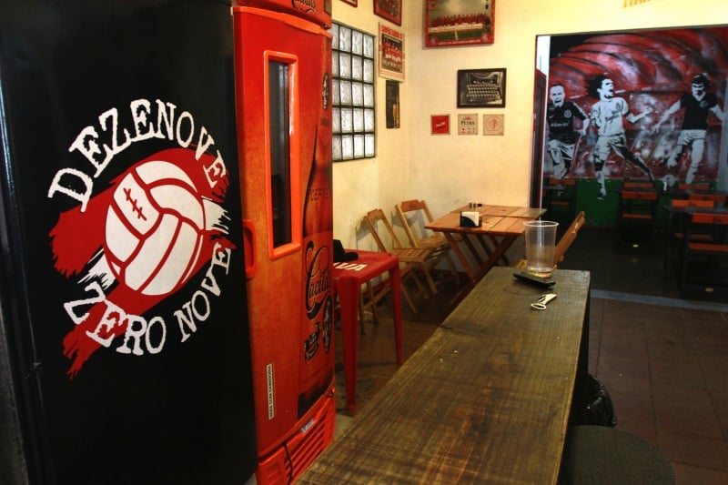 Estrutura do bar Dezenove Zero Nove, bar temático da torcida colorada que fica na frente do Beira Rio. Foto: NÍCOLAS CHIDEM/JC