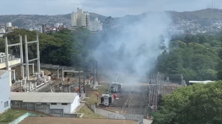 Moradores registraram em vídeo fumaça saindo da estrutura localizada na zona leste de Porto Alegre