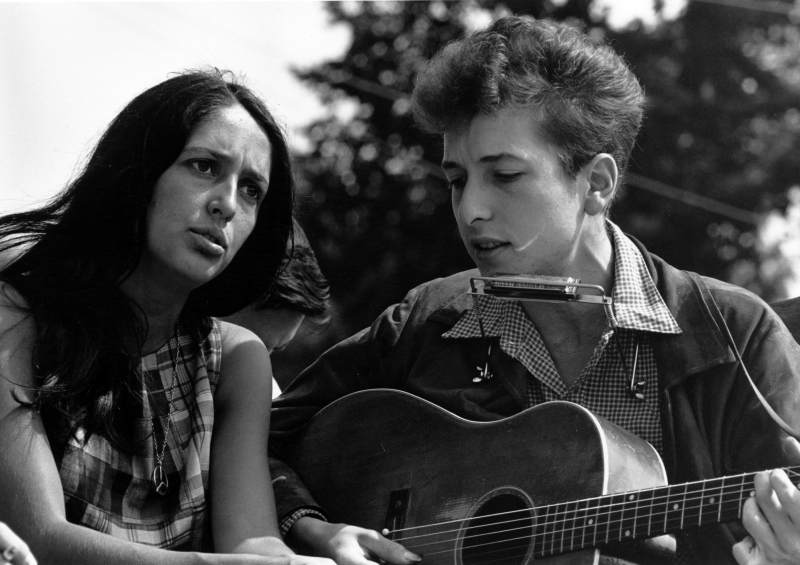 Jornalista aborda vida e obra do cantor norte-americano (na foto, ao lado de Joan Baez) nos encontros de 'Bob Dylan - Like a rolling stone'