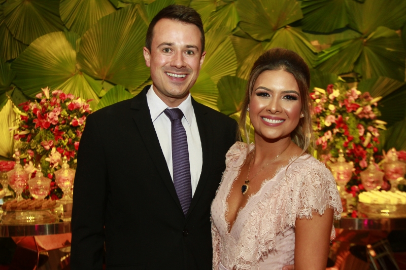 Felipe Franzon Vargas e a formanda Jordana Duarte Pinto