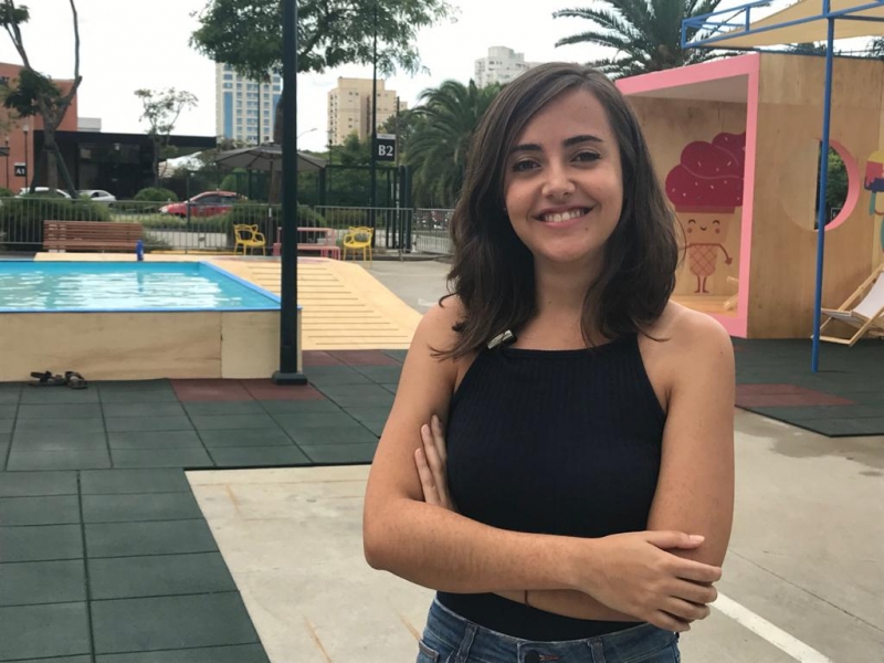 Repórter Bruna Oliveira visitou o mini parque aquático montado em shopping de Porto Alegre