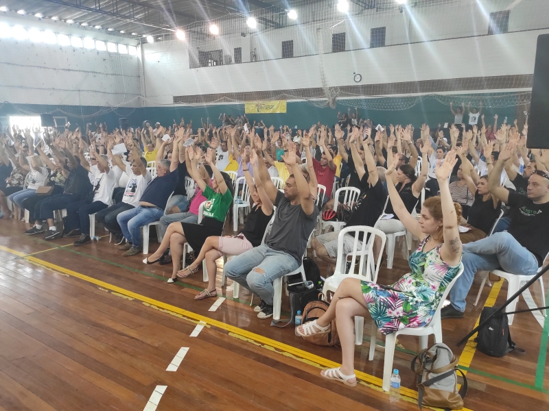 Assembleia unificada de três sindicatos reuniu mais de 300 pessoas em Porto Alegre
