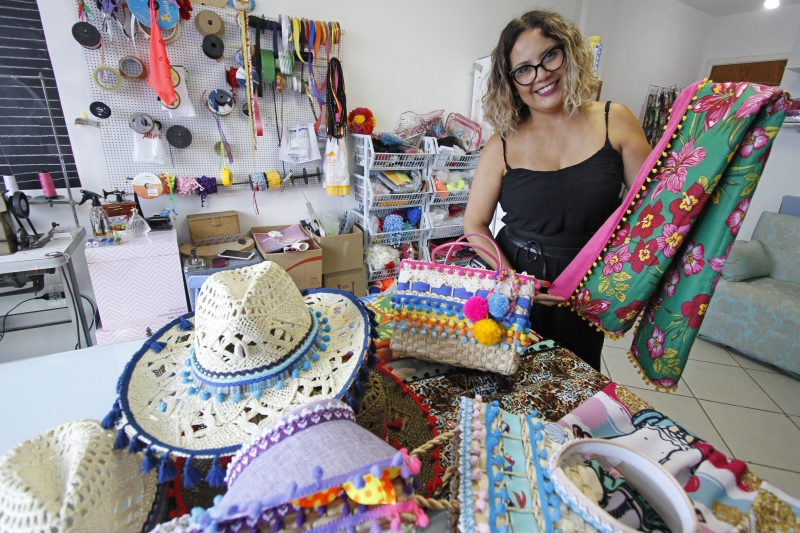Cintia trabalha com acessórios que dão estilo às clientes Foto: LUIZA PRADO/JC