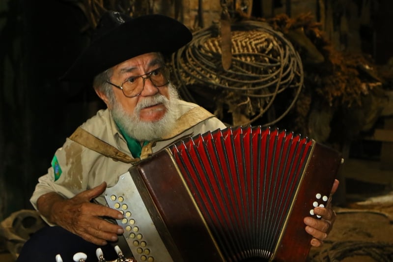Prestes a completar 87 anos, Telmo de Lima Freitas, criador do clássico 'Esquilador', continua compondo em sua chacrinha, na Região Metropolitana 