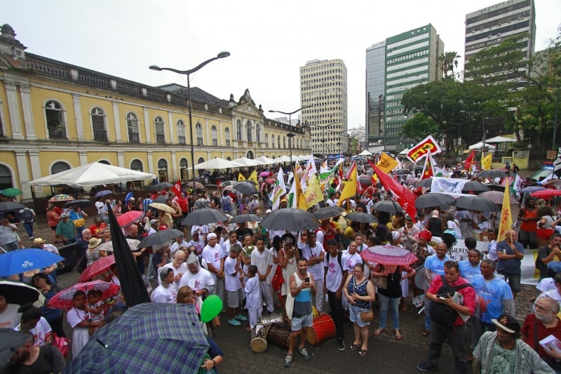 Passeata teve concentração no Largo Glênio Peres, no fim da tarde no Centro Histórico, mesmo sob chuva