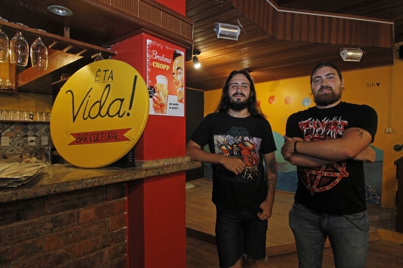 {'nm_midia_inter_thumb1':'https://www.jornaldocomercio.com/_midias/jpg/2020/01/22/206x137/1_lp_220120___bar_novo__5_-8956019.jpg', 'id_midia_tipo':'2', 'id_tetag_galer':'', 'id_midia':'5e2853b49eee5', 'cd_midia':8956019, 'ds_midia_link': 'https://www.jornaldocomercio.com/_midias/jpg/2020/01/22/lp_220120___bar_novo__5_-8956019.jpg', 'ds_midia': 'Casa da antiga Palavraria terá novo empreendimento. Bar Eta Vida! abrirá no local.  Na foto: Ed Kern e Pedro Silva', 'ds_midia_credi': 'LUIZA PRADO/JC', 'ds_midia_titlo': 'Casa da antiga Palavraria terá novo empreendimento. Bar Eta Vida! abrirá no local.  Na foto: Ed Kern e Pedro Silva', 'cd_tetag': '1', 'cd_midia_w': '800', 'cd_midia_h': '533', 'align': 'Left'}