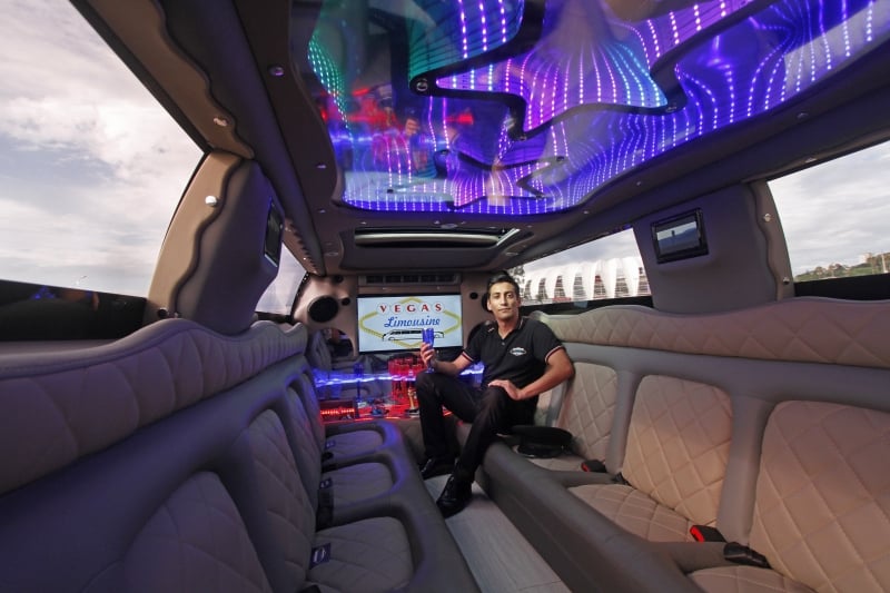 Elias Fernandez come&ccedil;ou com um carro branco e agora acrescentou mais dois, um rosa e um preto Foto: N&Iacute;COLAS CHIDEM/JC