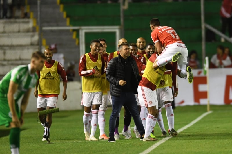 Mesmo com time reserva, já se pôde observar o 4-1-3-2 do Colorado de 2020