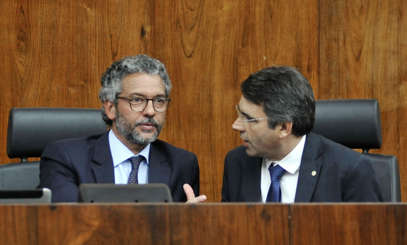 Frederico Antunes (e) negocia com líder emedebista Fábio Branco