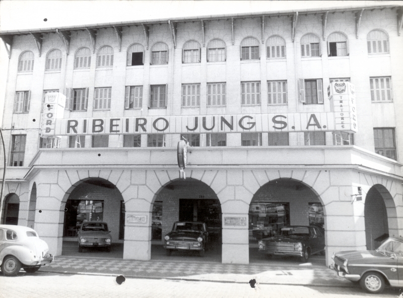 {'nm_midia_inter_thumb1':'https://www.jornaldocomercio.com/_midias/jpg/2020/01/23/206x137/1_ribeirojung_fachada-8958725.jpg', 'id_midia_tipo':'2', 'id_tetag_galer':'', 'id_midia':'5e2a588abdea7', 'cd_midia':8958725, 'ds_midia_link': 'https://www.jornaldocomercio.com/_midias/jpg/2020/01/23/ribeirojung_fachada-8958725.jpg', 'ds_midia': 'Concessionárias encerram atividades em Porto Alegre - Ribeiro Jung - sede na avenida Farrapos - anos de 1940 - Fachada com automóveis Ford', 'ds_midia_credi': 'RIBEIRO JUNG/DIVULGAÇÃO/JC', 'ds_midia_titlo': 'Concessionárias encerram atividades em Porto Alegre - Ribeiro Jung - sede na avenida Farrapos - anos de 1940 - Fachada com automóveis Ford', 'cd_tetag': '1', 'cd_midia_w': '800', 'cd_midia_h': '593', 'align': 'Left'}