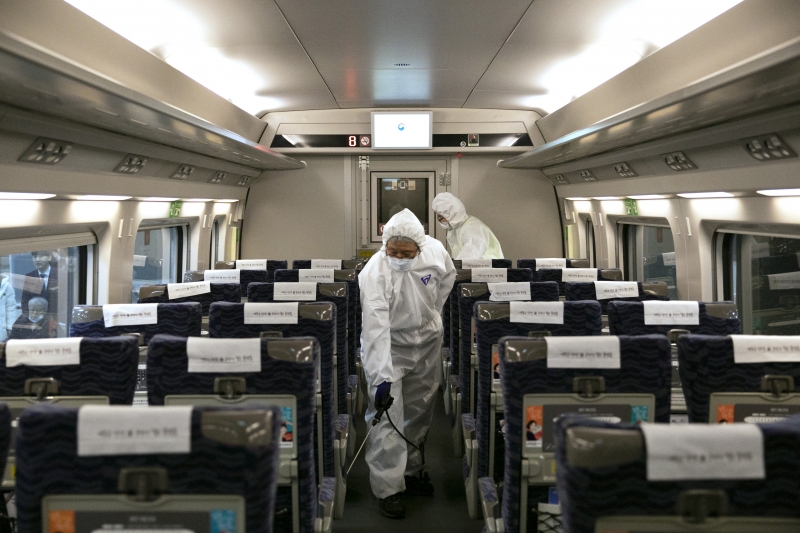 Trabalhadores fazem limpeza no serviço de trem, na China