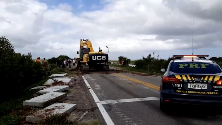 Trecho chegou a ser totalmente bloqueado na sexta-feira após afundamento na pista