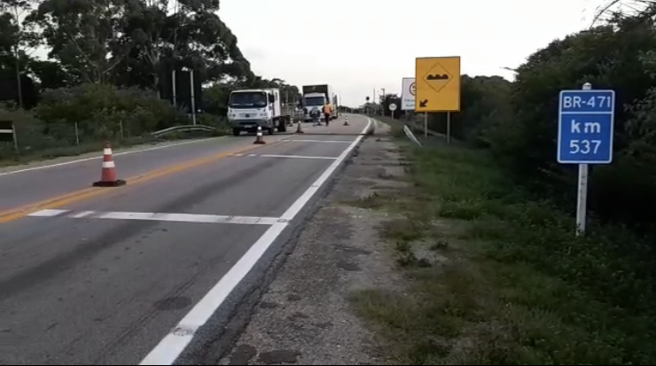 Asfalto cedeu no trecho na reserva do Taim em Rio Grande levando ao bloqueio do tráfego