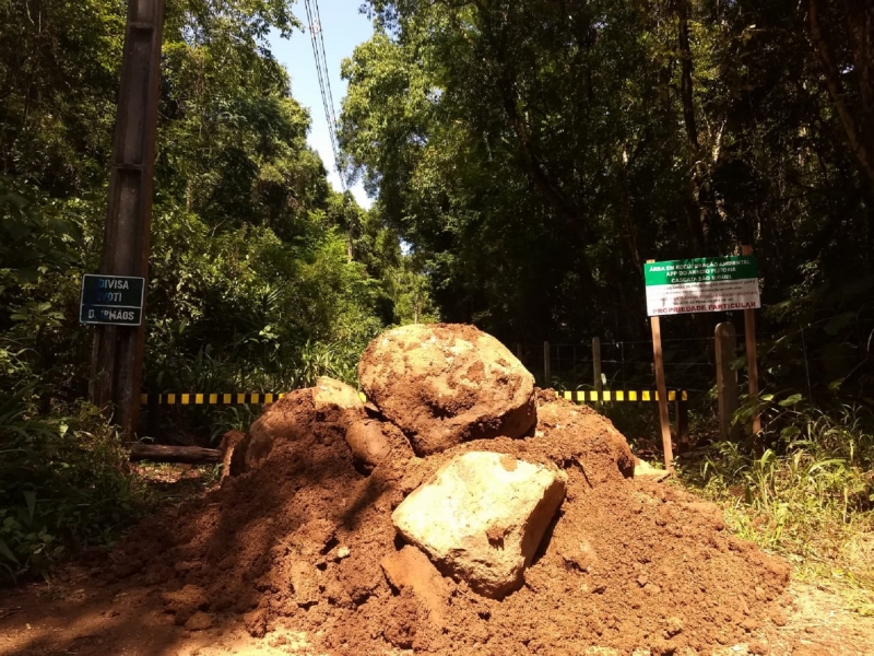 Prefeitura precisou fazer um bloqueio com pedras para evitar a entrada