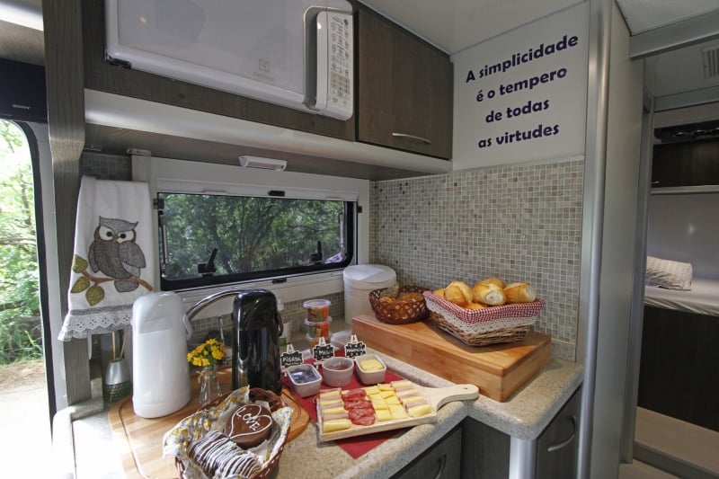 Jornalista transformou um motorhome no projeto Vinhos Por Aí. Ela leva turistas à Serra para visitar vinícolas. Foto: LUIZA PRADO/JC