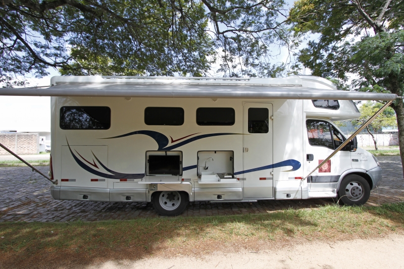 Jornalista transformou um motorhome no projeto Vinhos Por Aí. Ela leva turistas à Serra para visitar vinícolas. Foto: LUIZA PRADO/JC