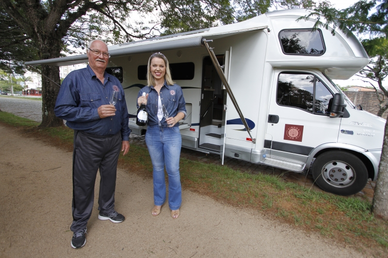 Pai e filha, Jos&eacute; e Gisa, guiam o p&uacute;blico pelo mundo dos vinhos Foto: LUIZA PRADO/JC