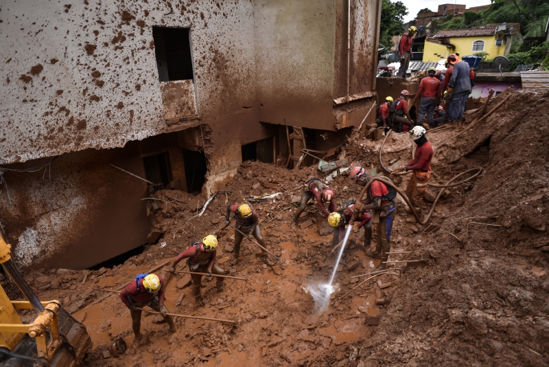 Na Vila Bernardete, em Belo Horizonte, um deslizamento de terra soterrou cinco casas